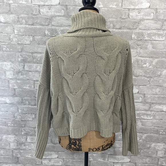 Moon & Madison Cable Knit Cropped Sweater - Picture 4 of 6